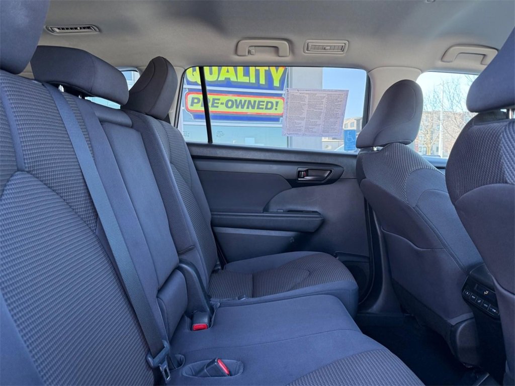 Used 2021 Toyota Highlander LE image 10