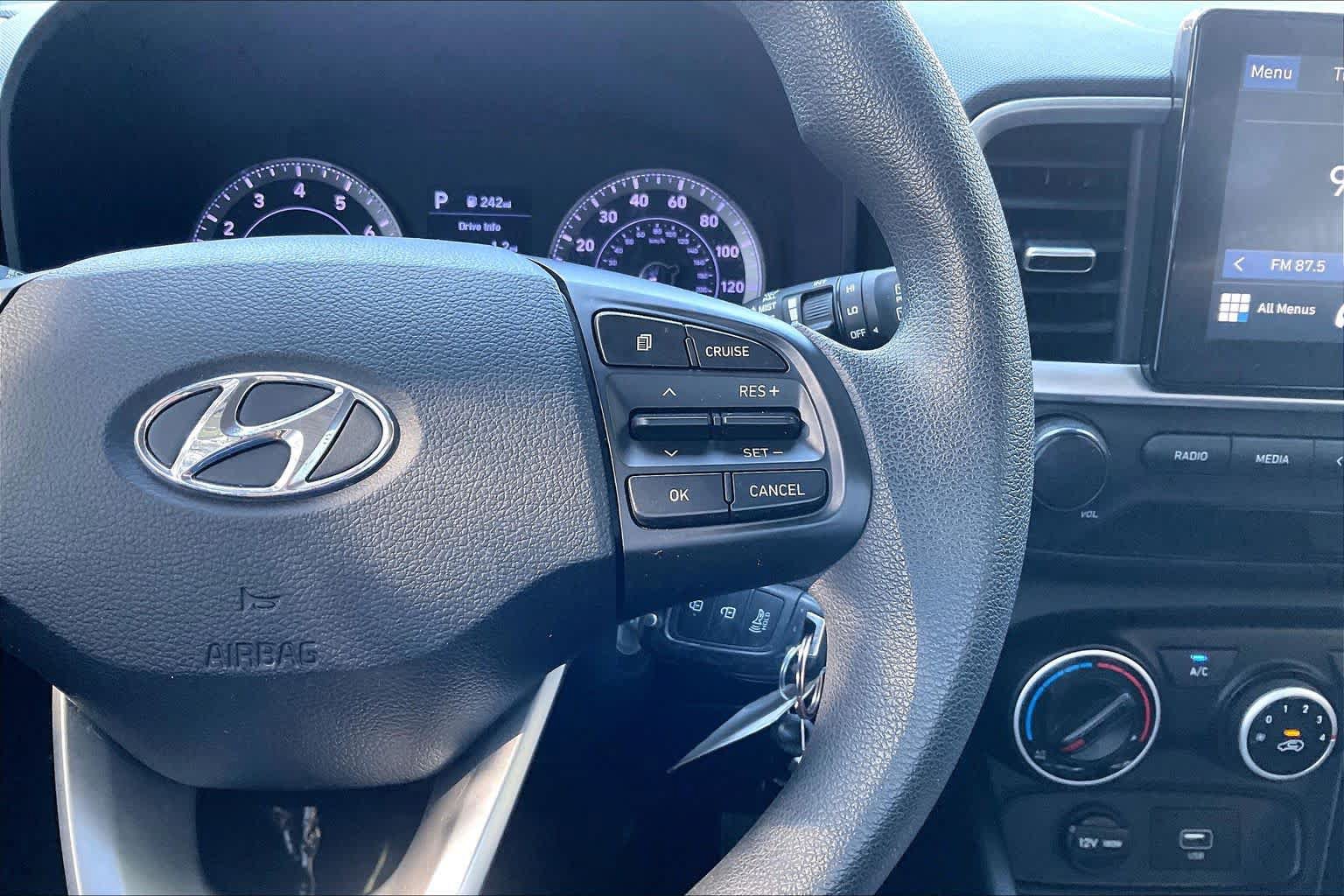 Used 2021 Hyundai Venue SE FWD image 24