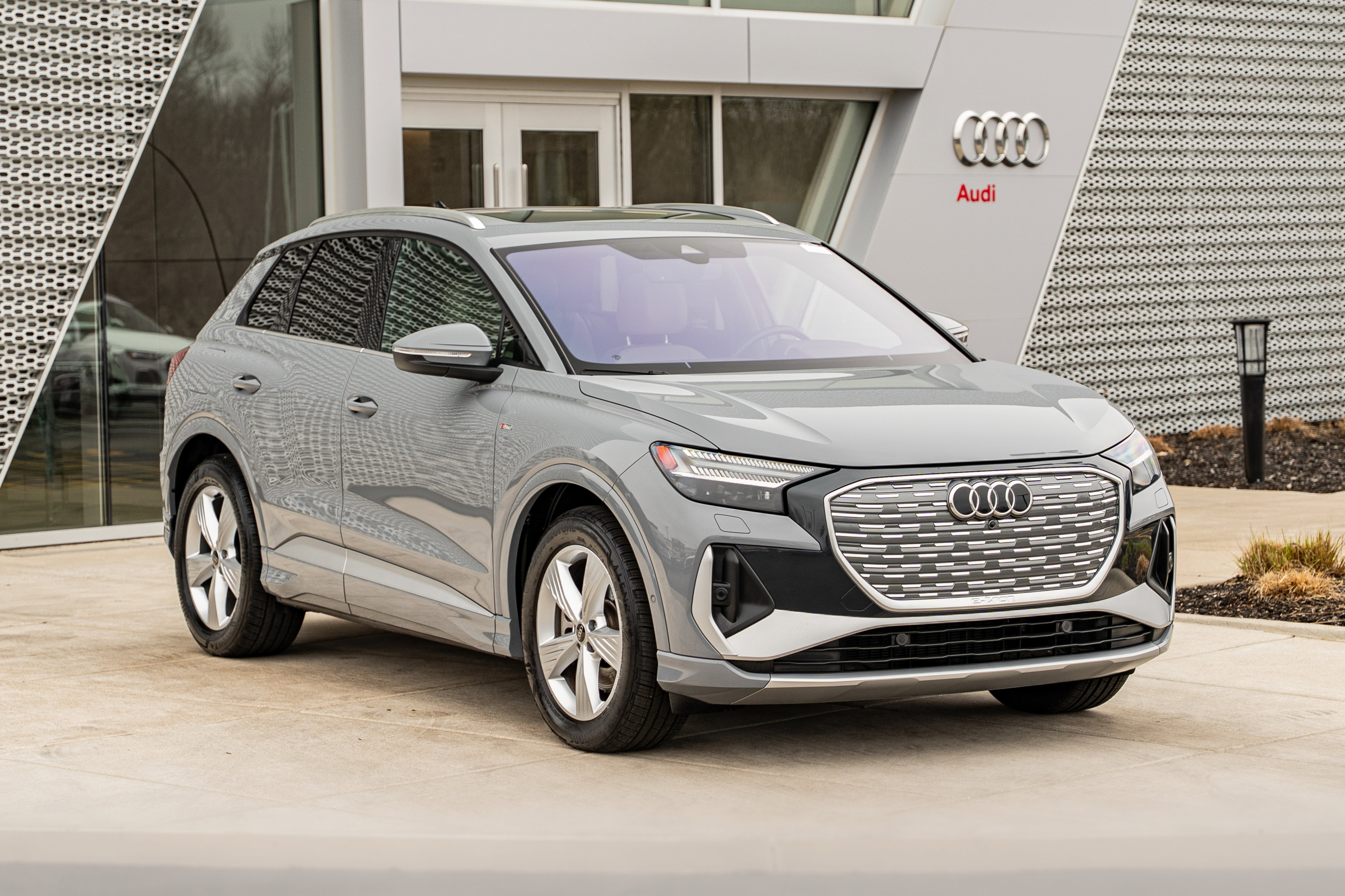 Certified 2024 Audi Q4 e-tron Prestige image 2