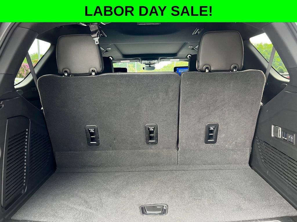 Used 2025 Chevrolet Tahoe Premier AWD/4WD image 23