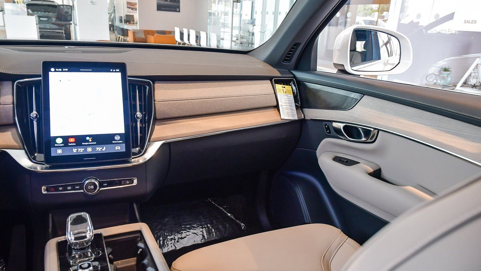 Used 2025 Volvo XC90 B5 Plus w/ Protection Package Premier image 15