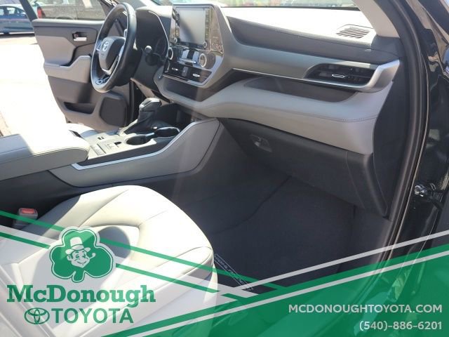 Used 2021 Toyota Highlander XLE image 32