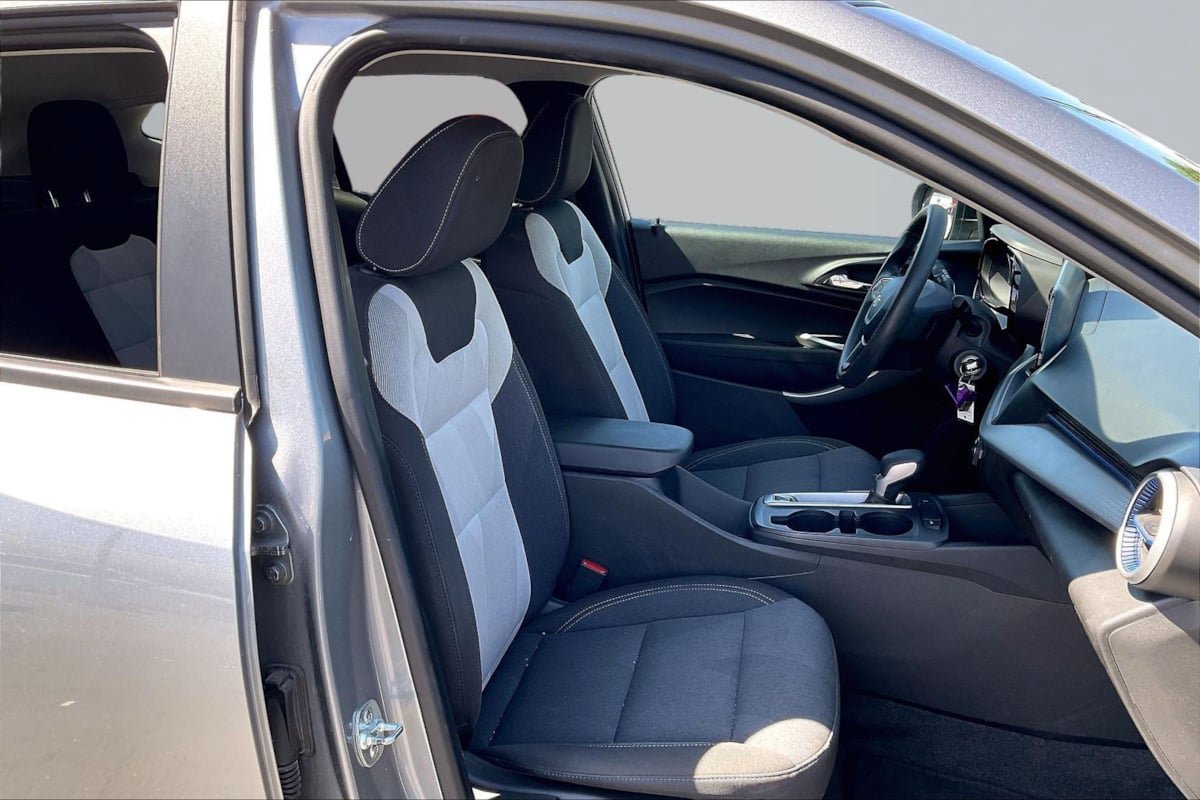 Used 2025 Chevrolet Trax LS FWD image 7