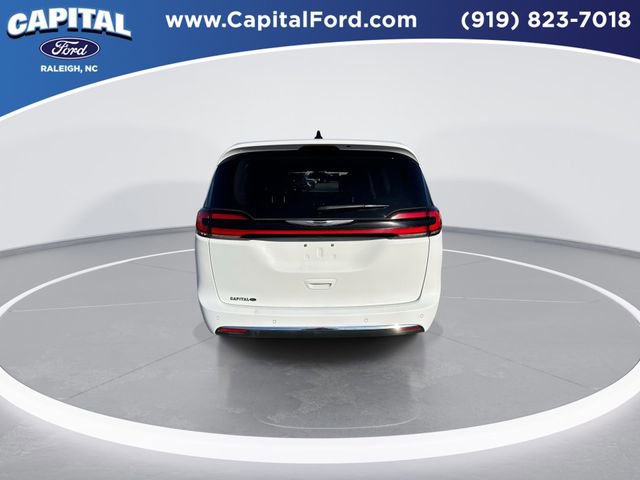Used 2024 Chrysler Pacifica Touring-L image 7