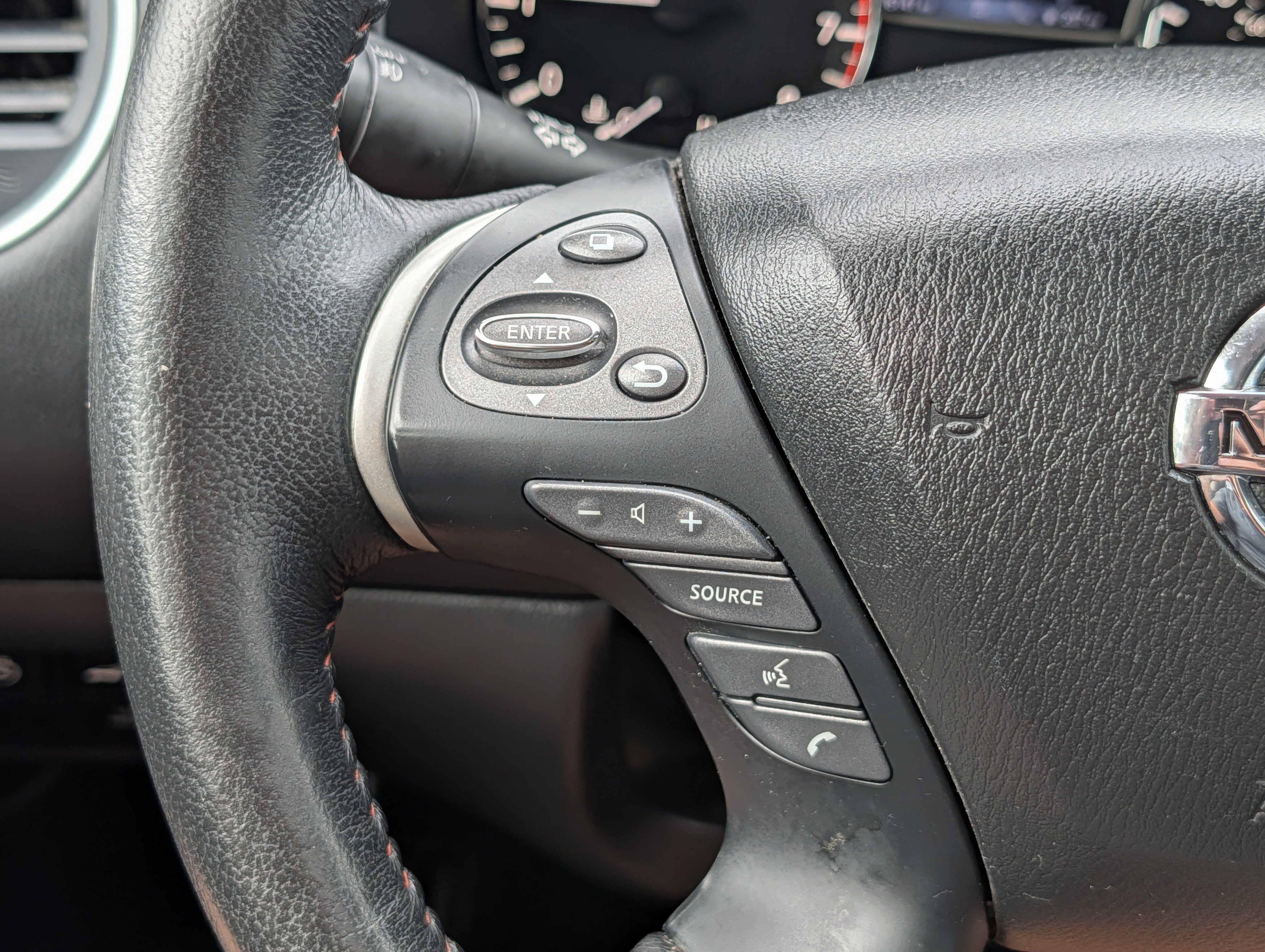 Used 2019 Nissan Pathfinder SL AWD/4WD image 31
