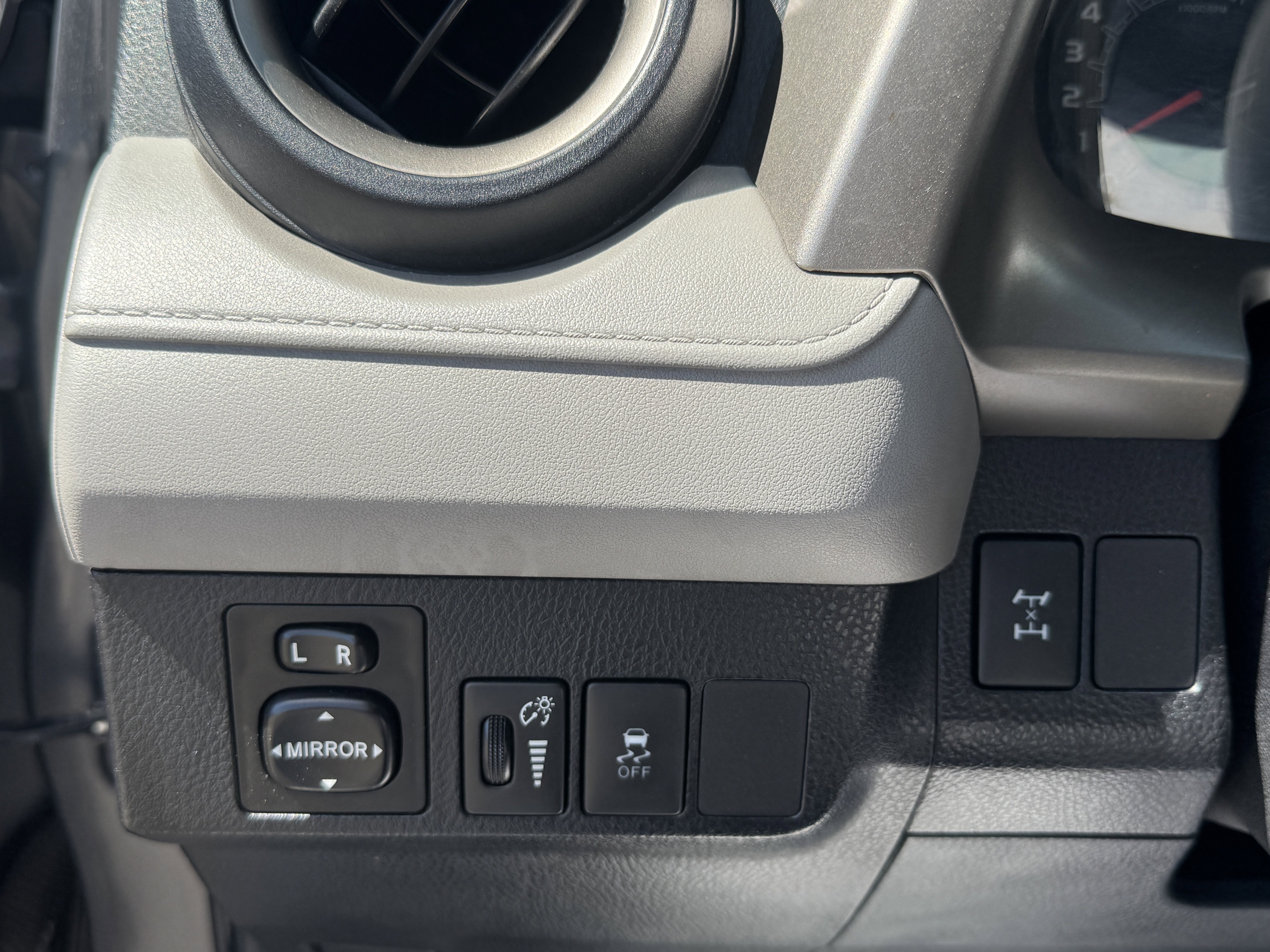 Used 2013 Toyota RAV4 LE image 31