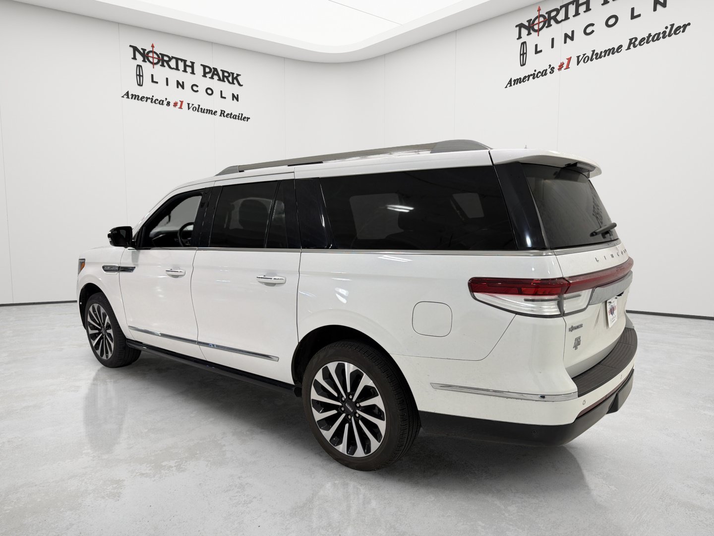 Used 2022 Lincoln Navigator L Reserve RWD image 3