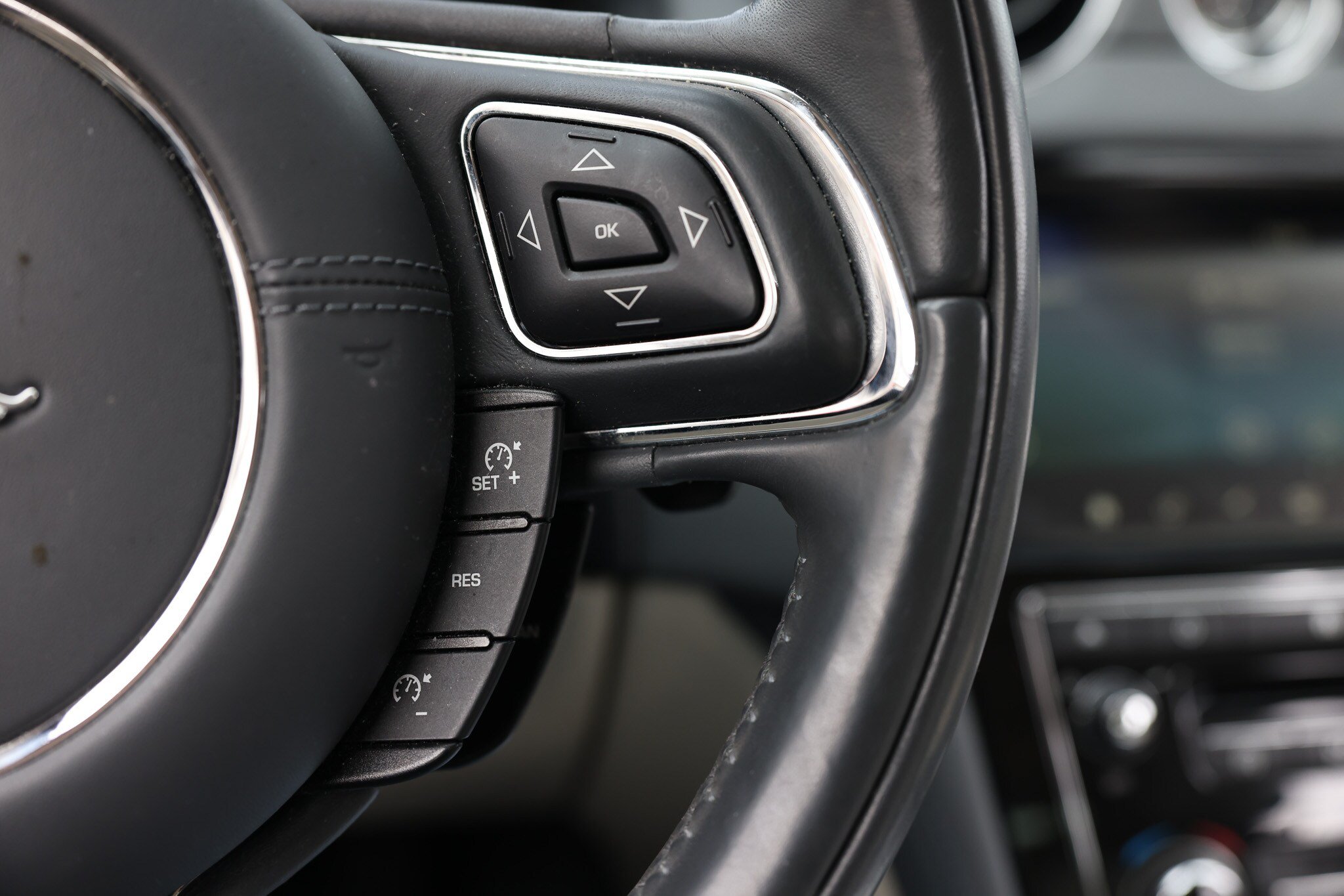 Used 2019 Jaguar XJ R-Sport RWD image 32