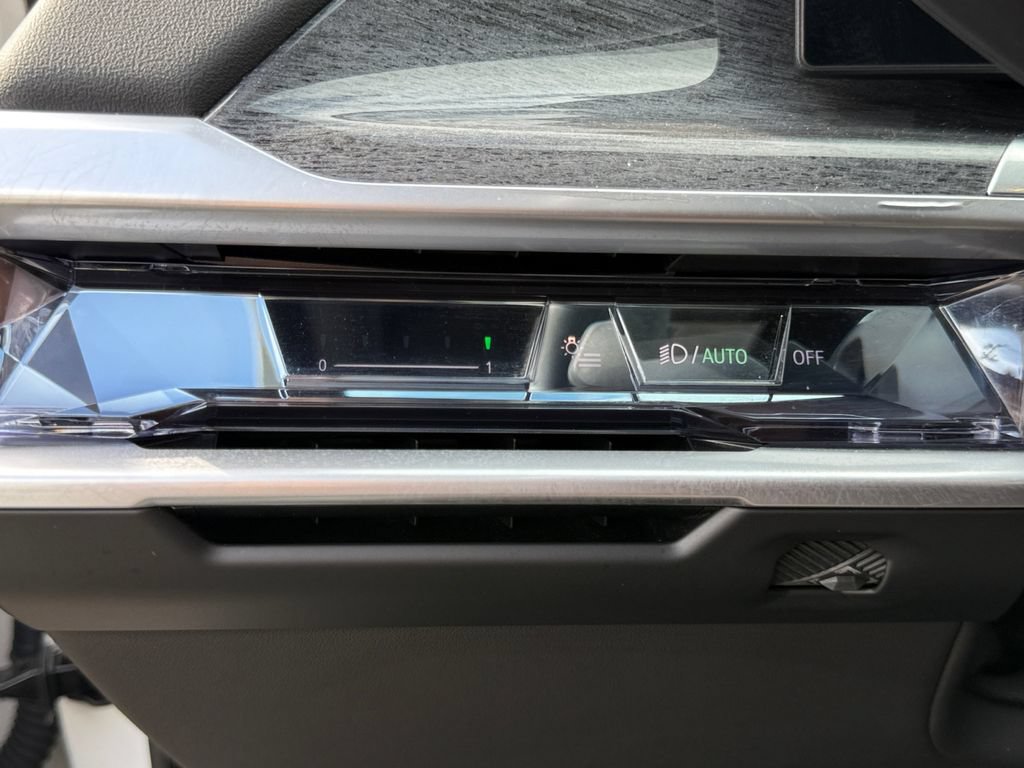Used 2023 BMW 740i w/ Parking Assistance Package RWD image 19