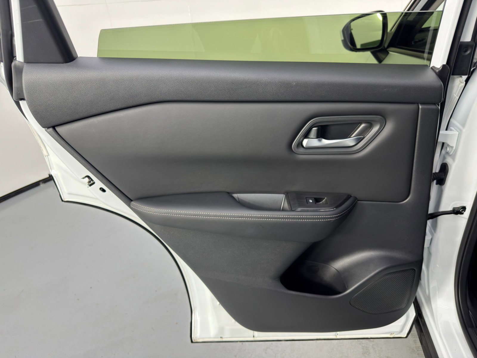 Used 2024 Nissan Rogue SV image 37