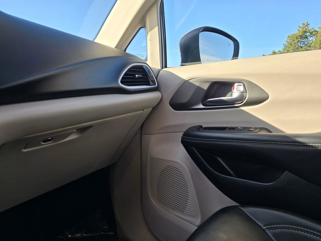 Used 2023 Chrysler Pacifica Touring-L FWD image 28