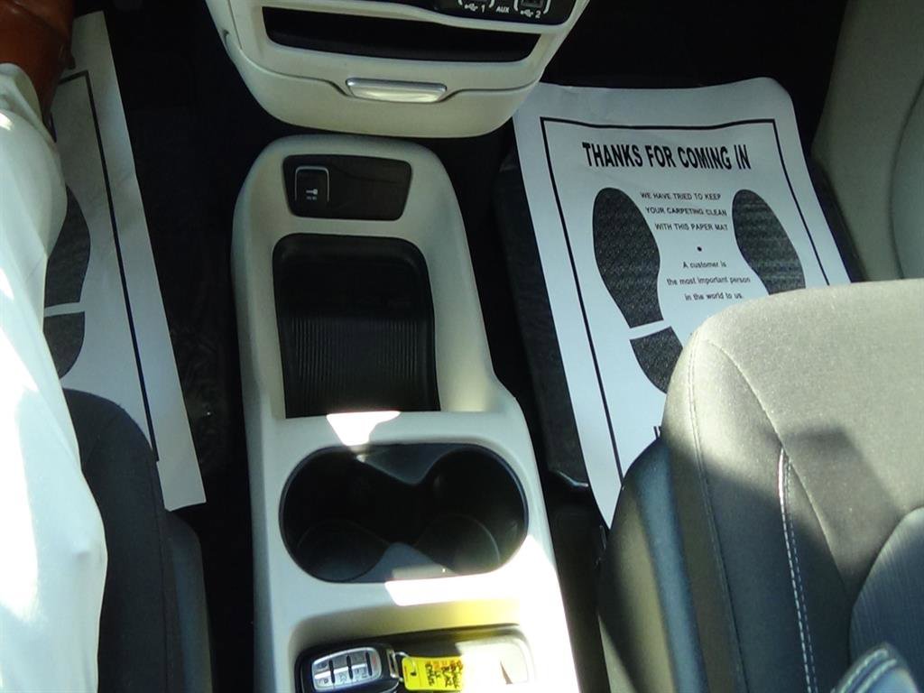 Used 2022 Chrysler Voyager LX image 27
