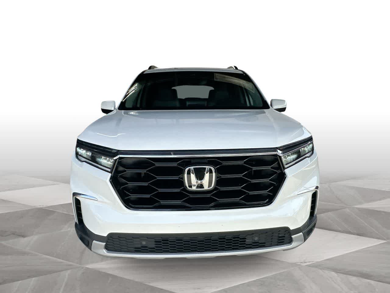 Used 2025 Honda Pilot Touring image 3