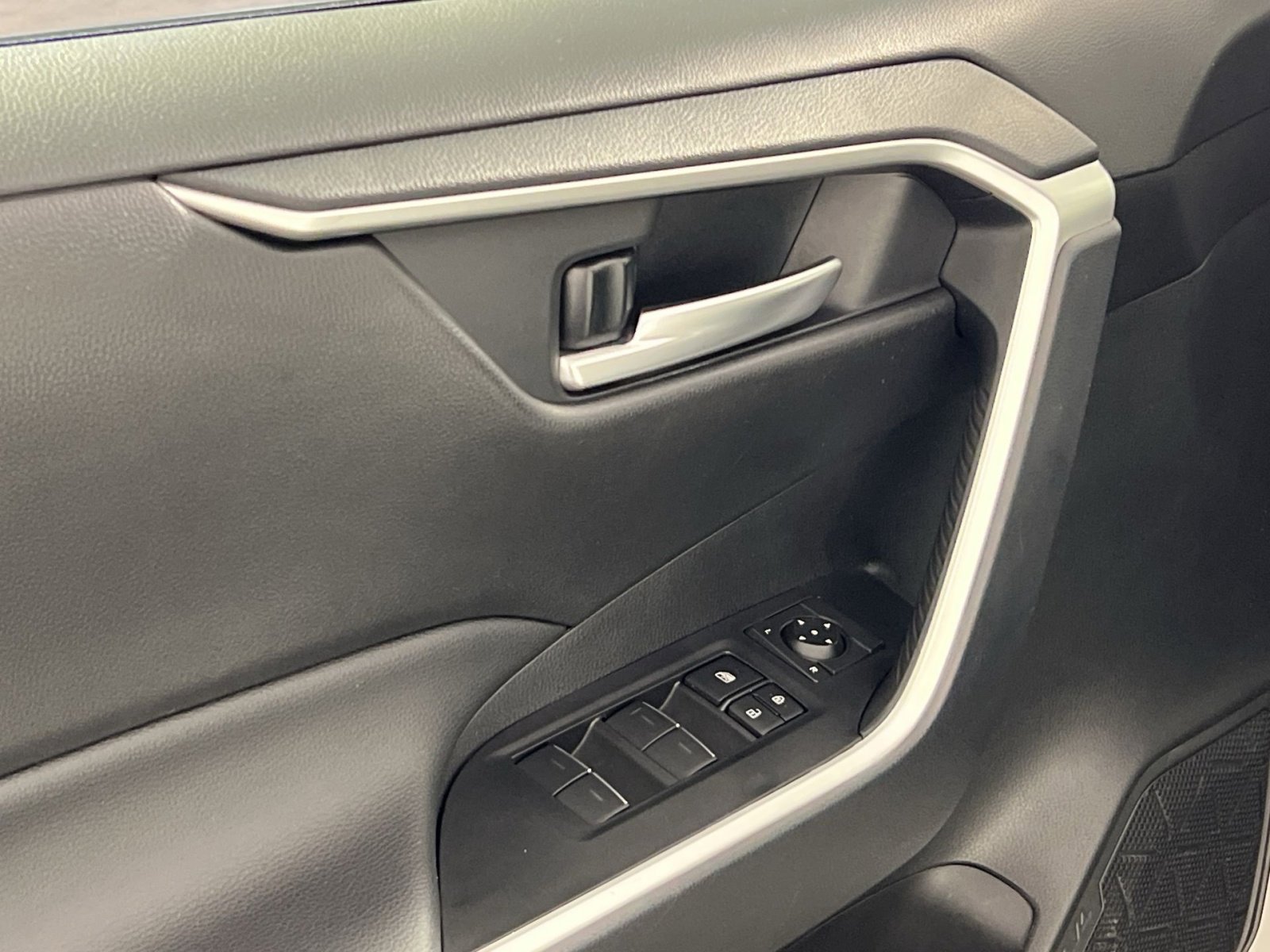 Used 2025 Toyota RAV4 XLE image 15