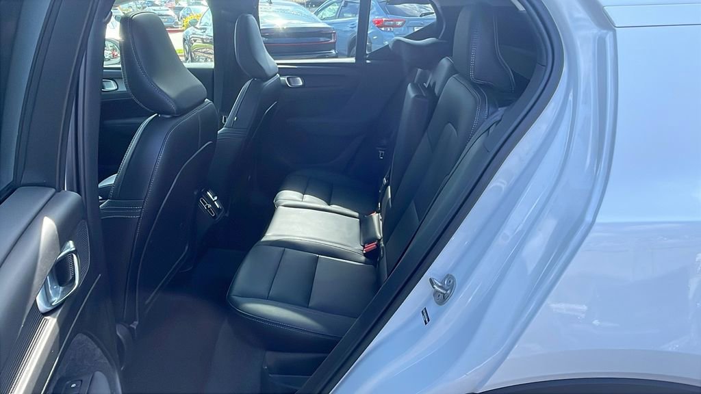 Used 2025 Volvo XC40 B5 Plus image 12