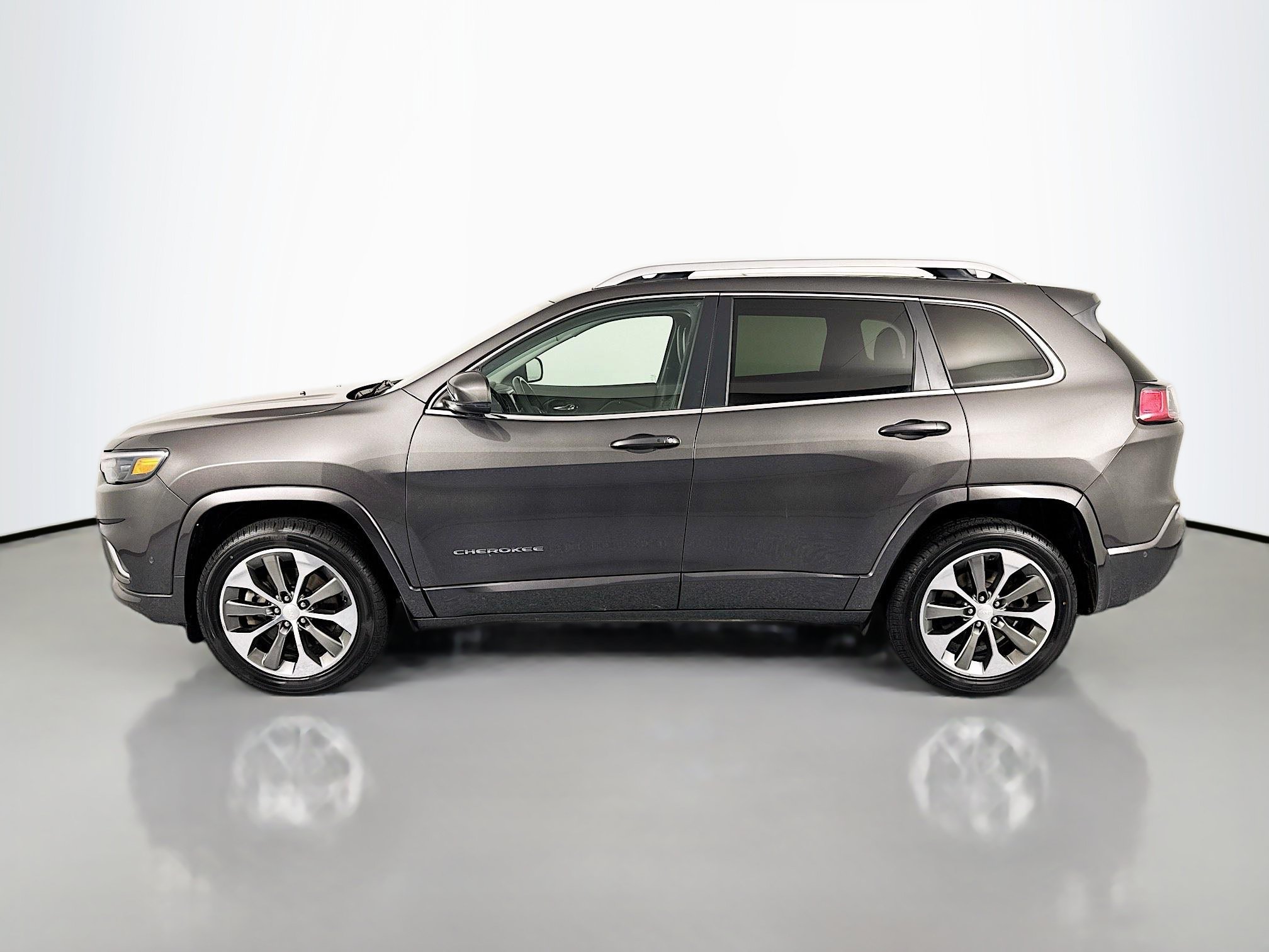 Used 2019 Jeep Cherokee Overland w/ Technology Group AWD/4WD image 8
