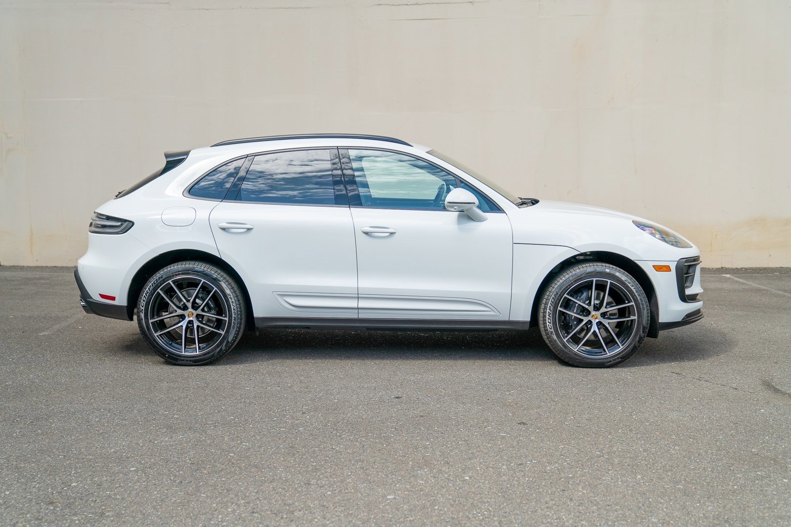 Certified 2025 Porsche Macan image 8