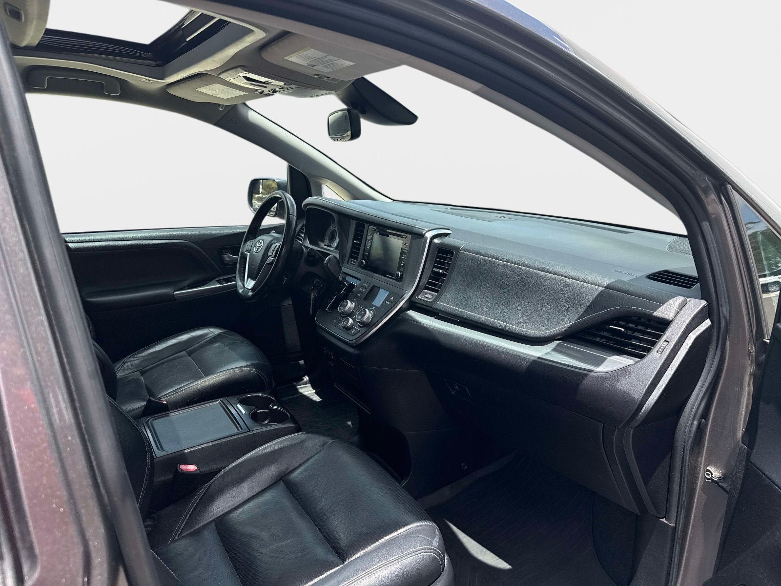 Used 2019 Toyota Sienna SE FWD image 13