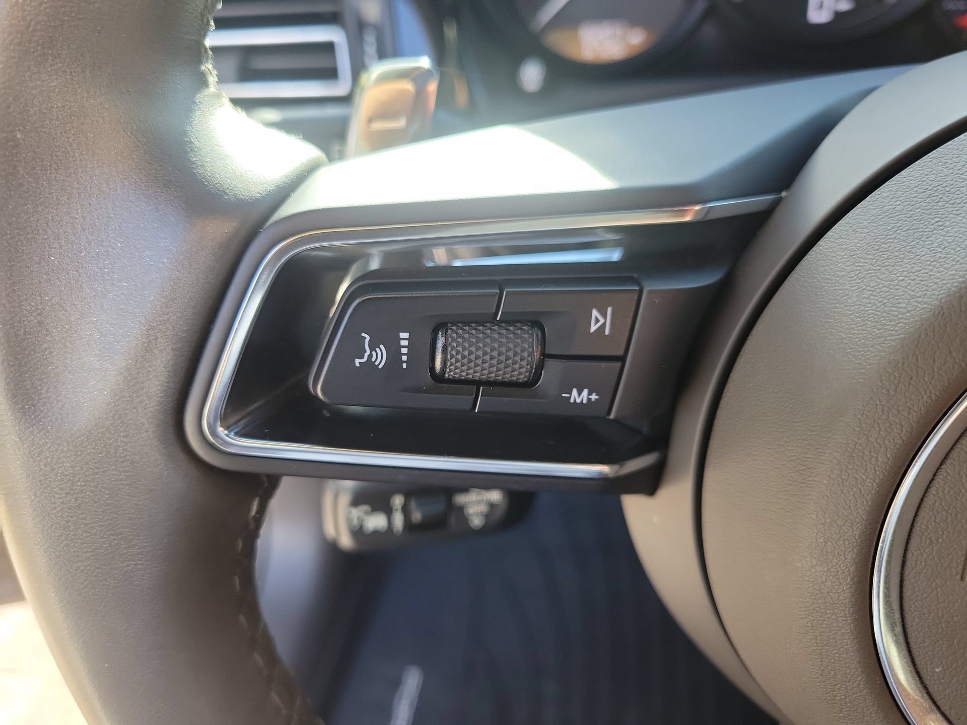 Used 2023 Porsche Macan S AWD/4WD image 28