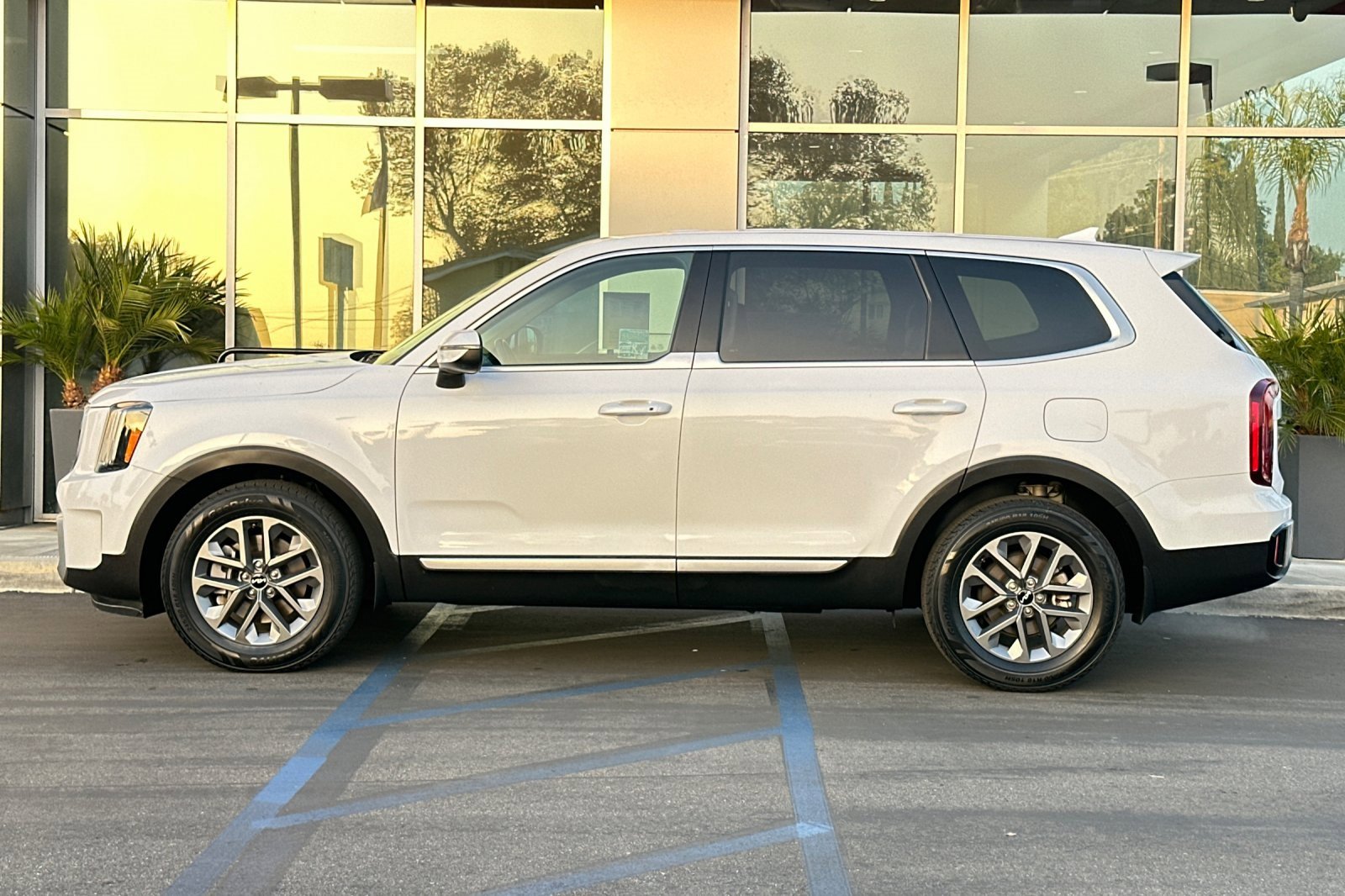 Used 2024 Kia Telluride LX image 8