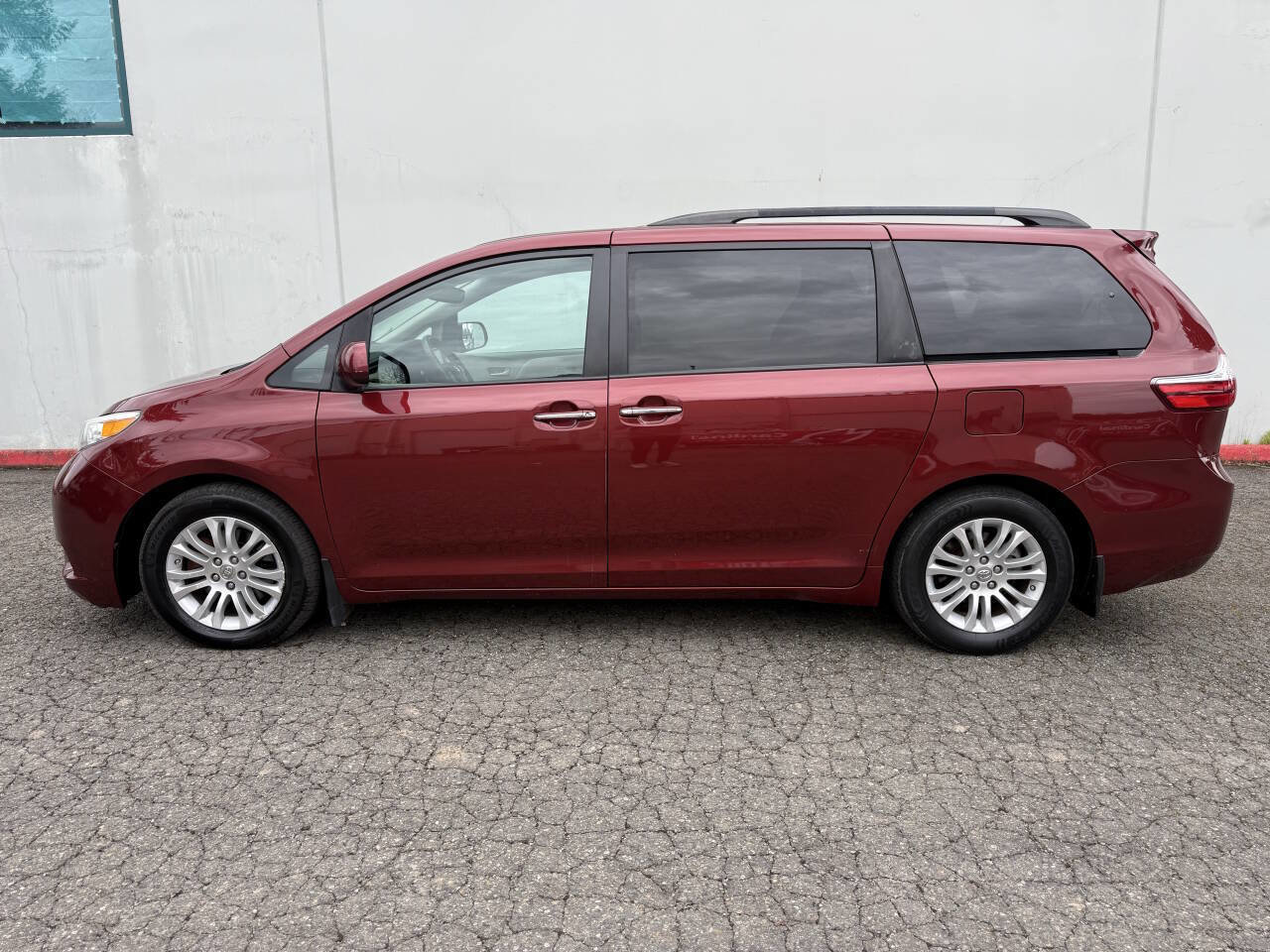 Used 2016 Toyota Sienna XLE Premium FWD image 2