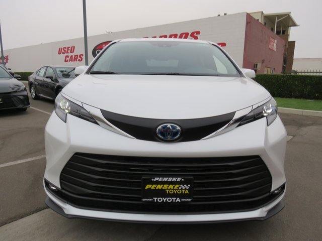 New 2025 Toyota Sienna XLE image 2