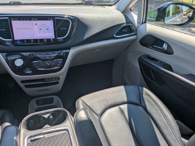 Used 2024 Chrysler Pacifica Touring-L FWD image 18