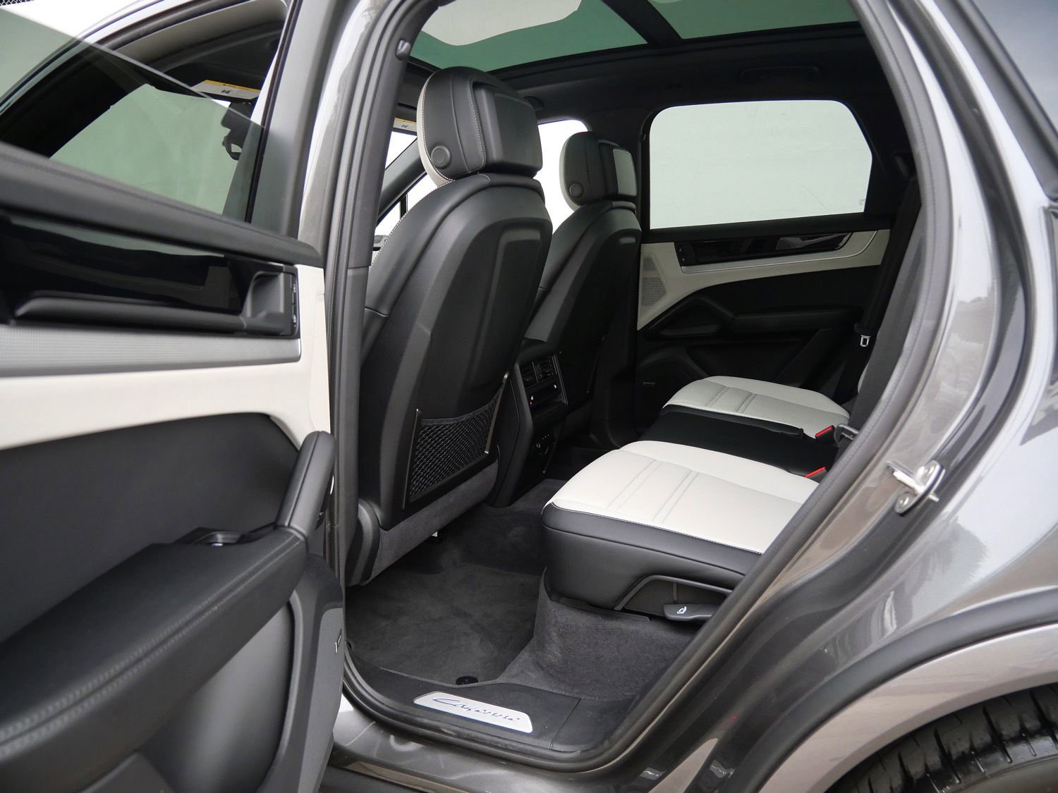 Used 2025 Porsche Cayenne S image 16