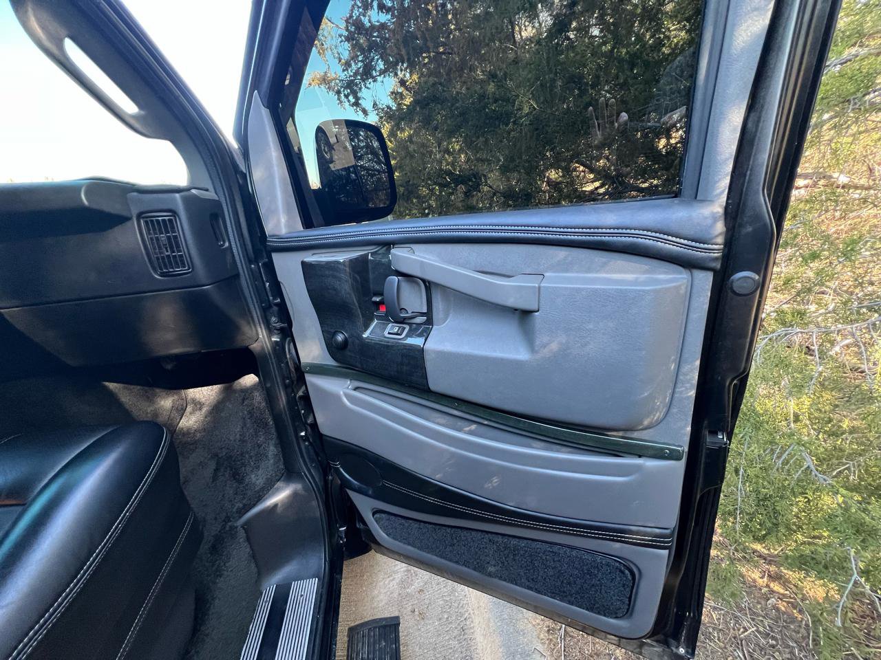 Used 2017 Chevrolet Express 2500 image 19