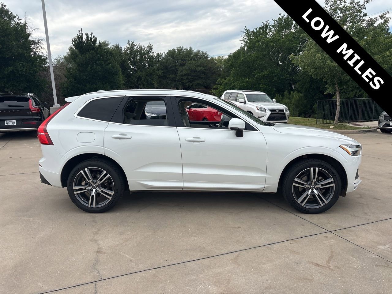 Used 2021 Volvo XC60 T5 Momentum w/ Premium Package image 4