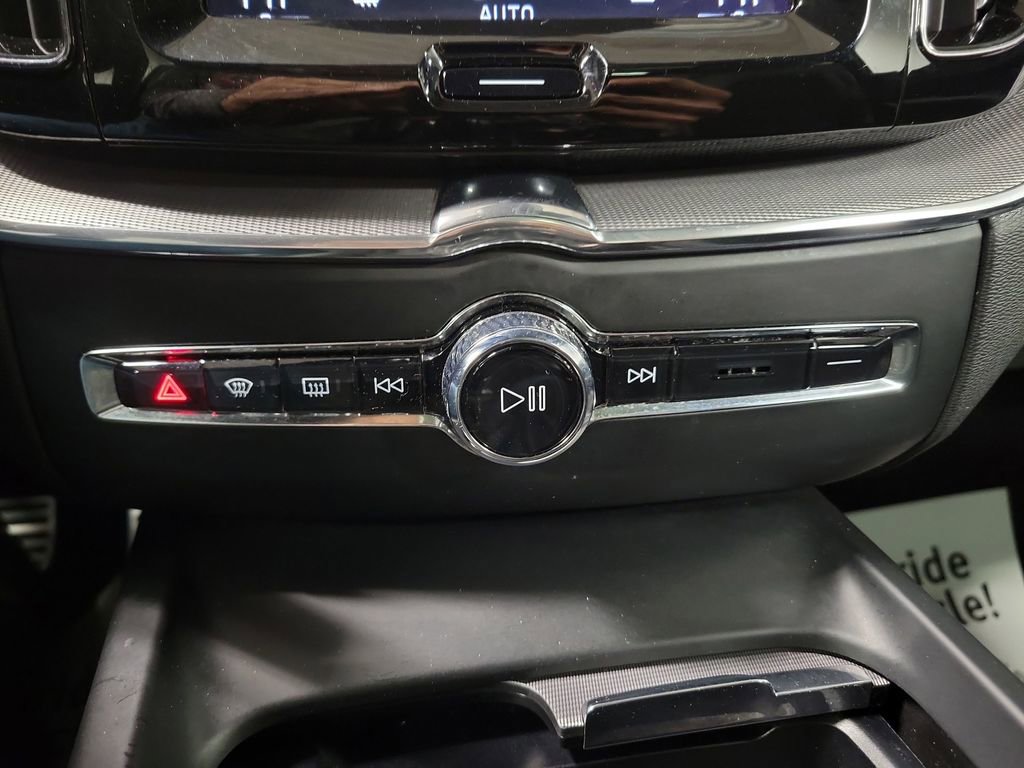 Used 2019 Volvo XC60 T5 R-Design image 19