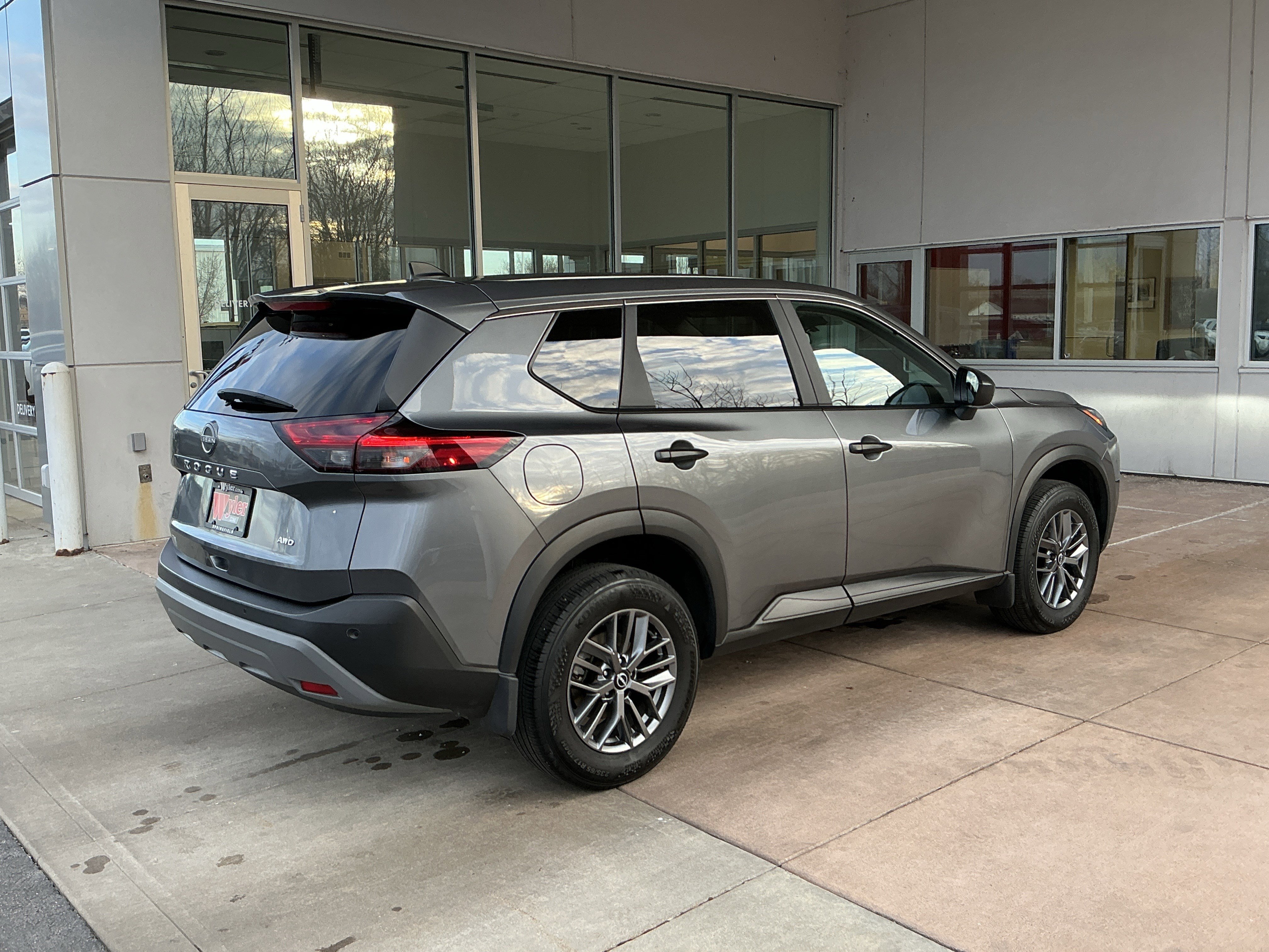 Used 2023 Nissan Rogue S image 22