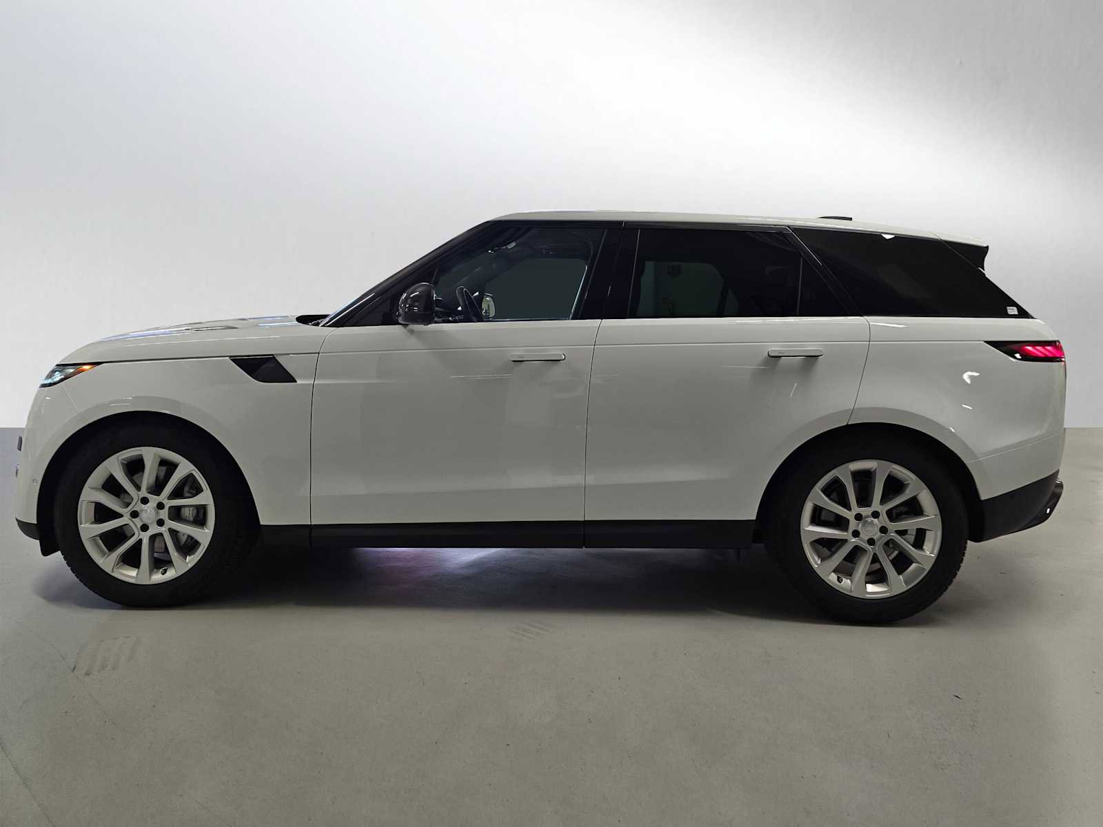 Used 2025 Land Rover Range Rover Sport SE AWD/4WD image 2