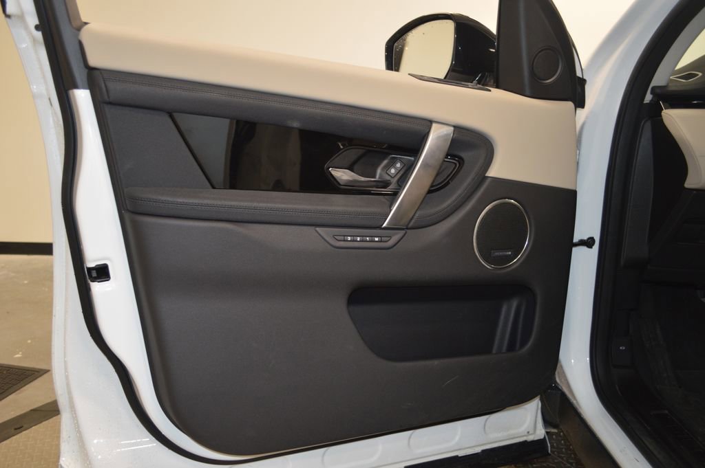 Used 2025 Land Rover Discovery Sport S image 17