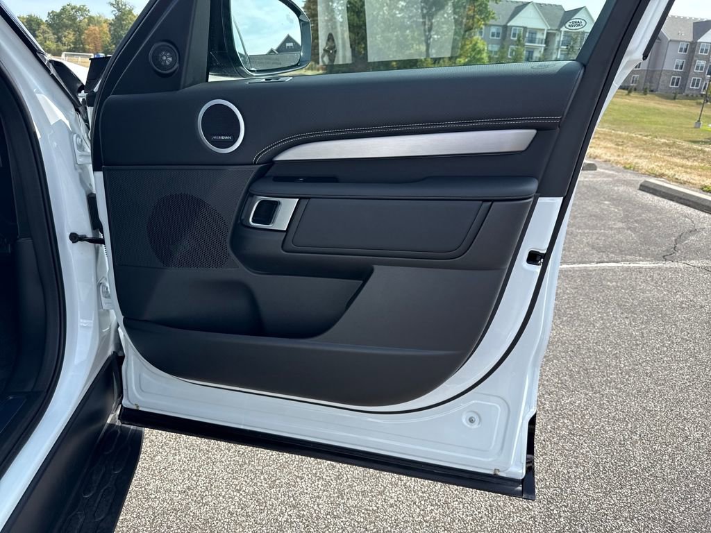 Used 2025 Land Rover Discovery Dynamic SE image 17