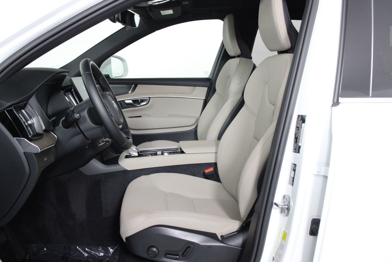Certified 2026 Volvo XC90 B6 Plus AWD/4WD image 31