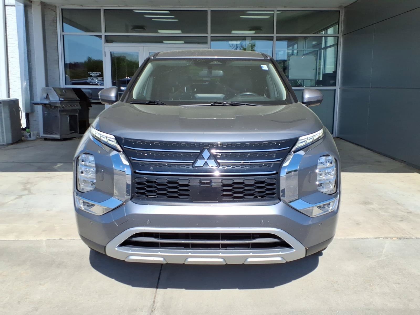 Used 2024 Mitsubishi Outlander SE AWD/4WD image 2