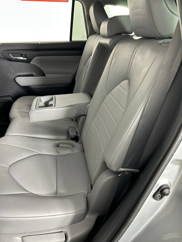 Used 2021 Toyota Highlander XLE AWD/4WD image 17