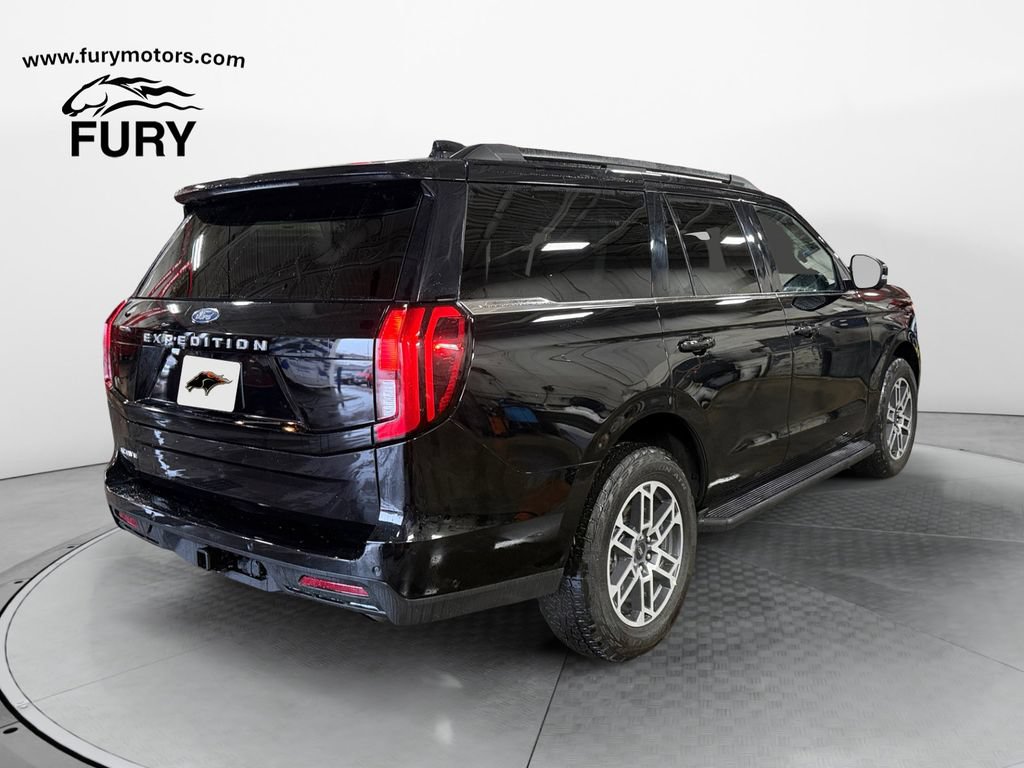 Used 2025 Ford Expedition Active AWD/4WD image 3