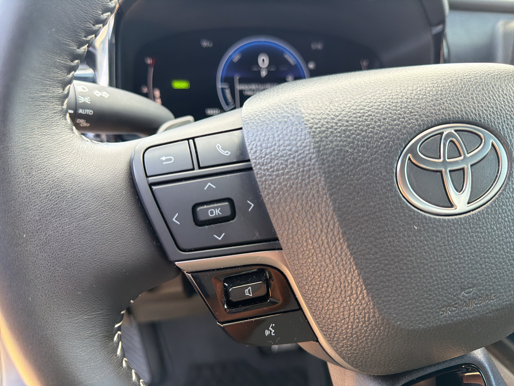 Used 2025 Toyota Camry SE w/ Convenience Package FWD image 14