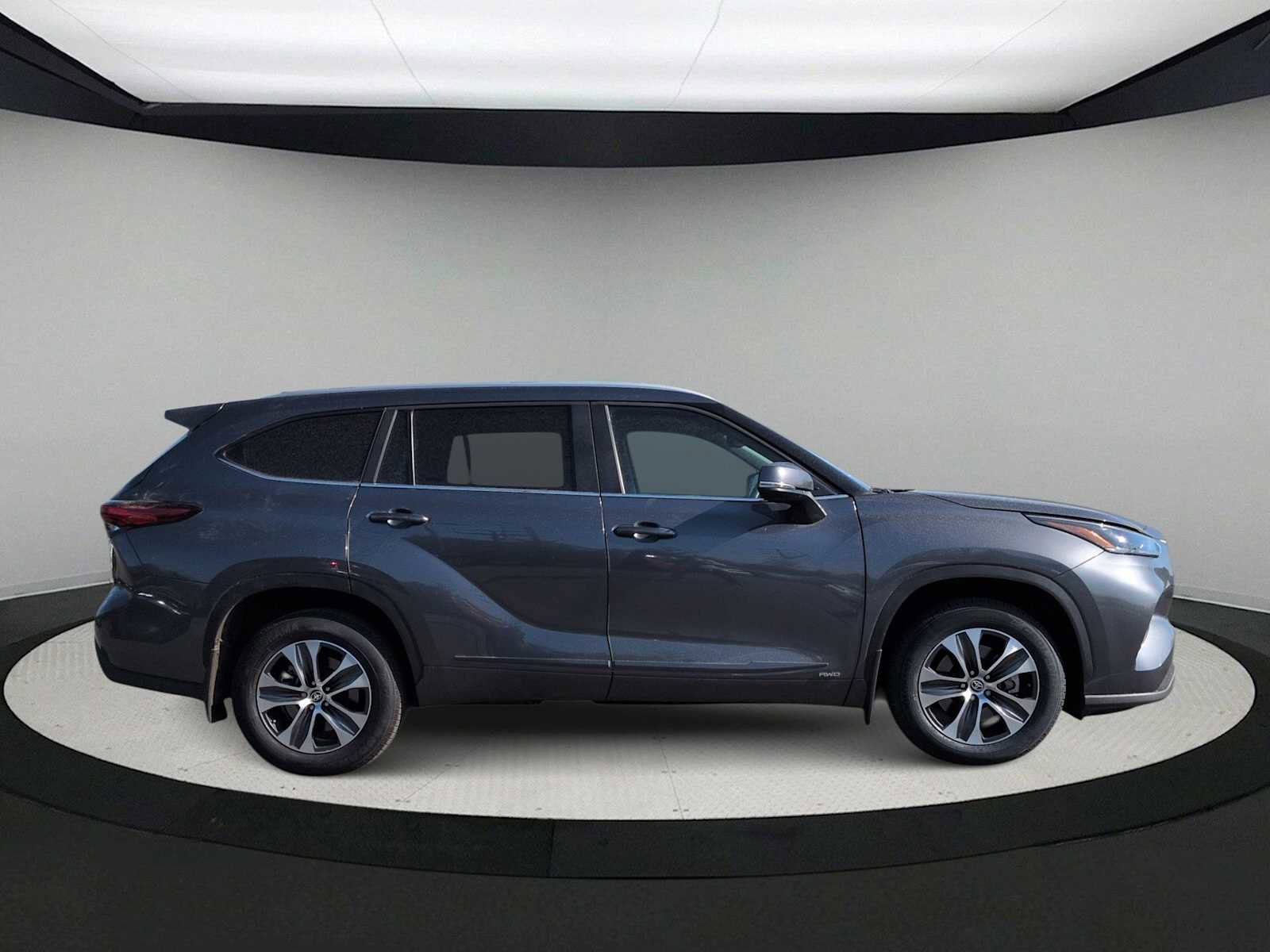 Used 2023 Toyota Highlander XLE AWD/4WD image 9