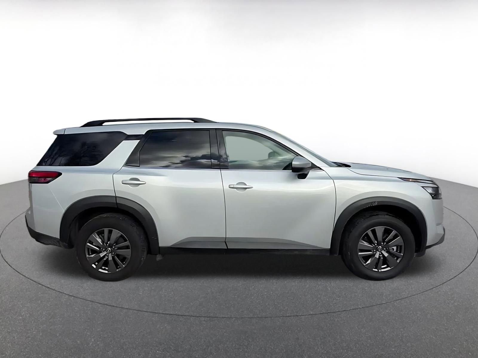 Used 2025 Nissan Pathfinder SV image 16