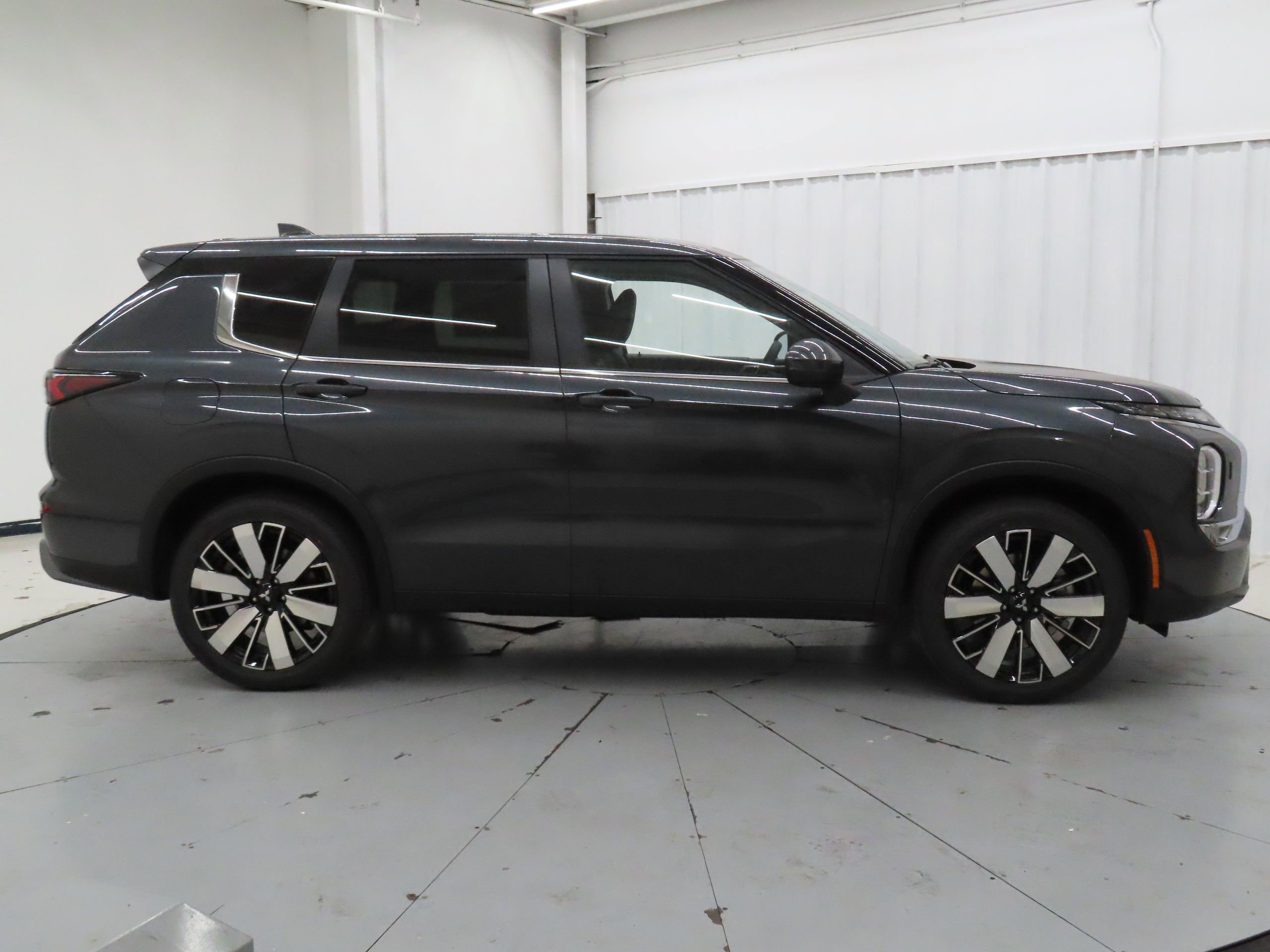 New 2026 Mitsubishi Outlander SE AWD/4WD image 2