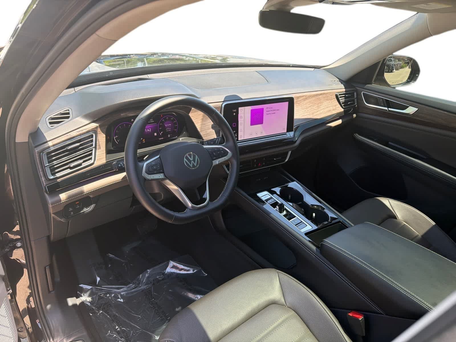 Used 2025 Volkswagen Atlas SEL AWD/4WD image 2