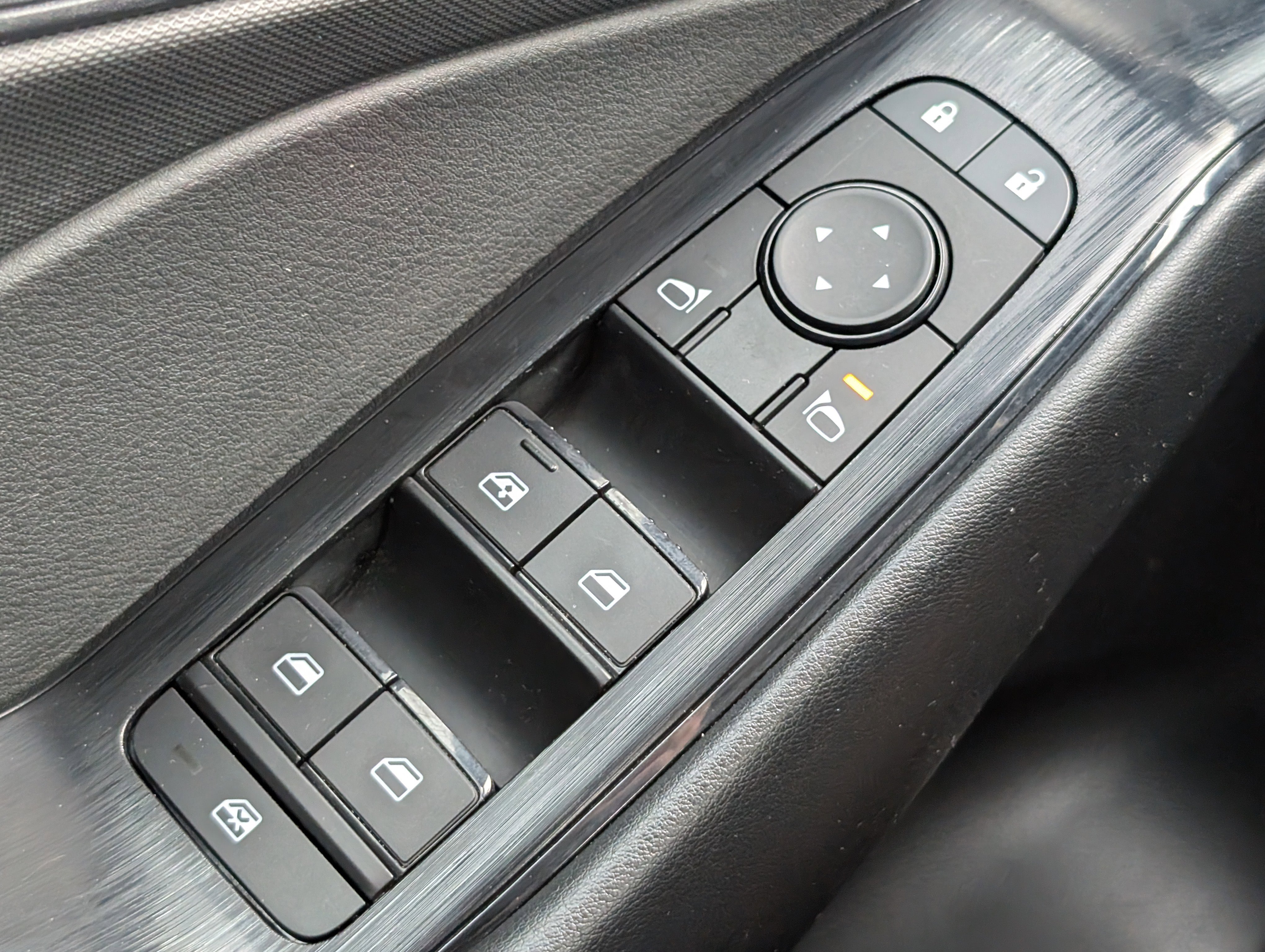 Used 2024 Nissan Rogue S FWD image 19