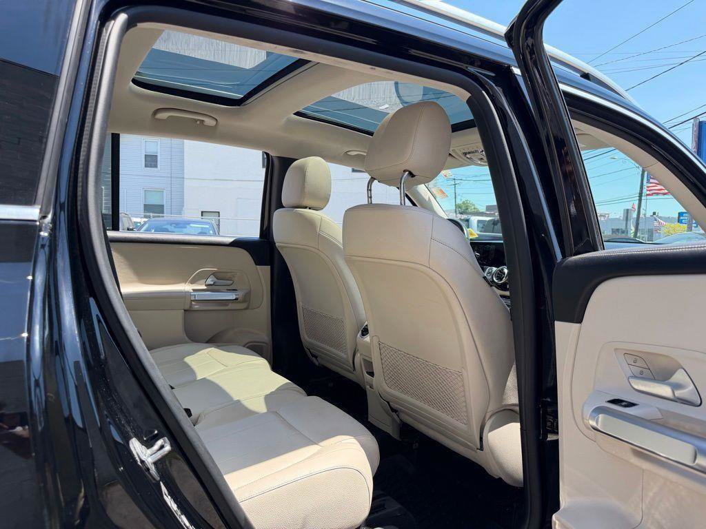 Used 2022 Mercedes-Benz GLB 250 4MATIC image 16