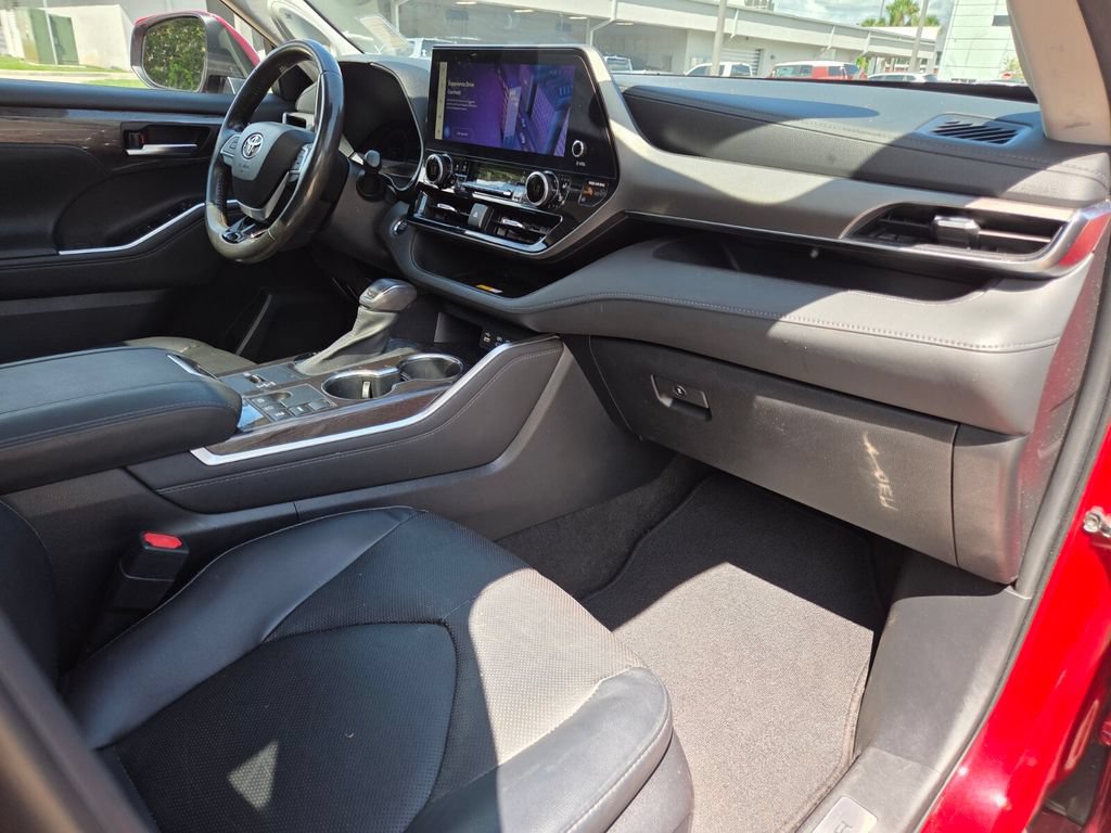 Used 2023 Toyota Highlander Limited FWD image 13