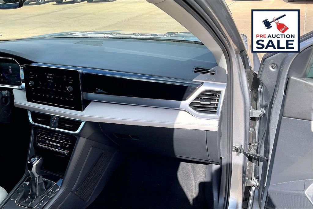 Used 2025 Volkswagen Taos SE FWD image 16