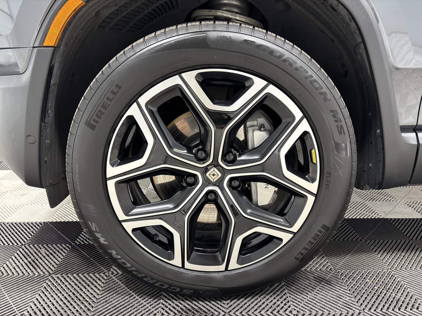 Used 2025 Rivian R1S Adventure AWD/4WD image 9
