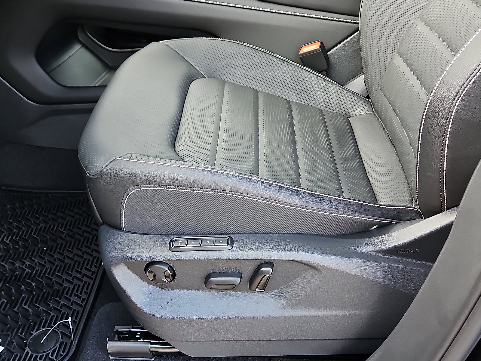 New 2026 Volkswagen Atlas Cross Sport SEL R-Line image 13